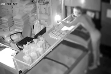 සුපිරි වෙළඳසැලට අඩ නිරුවතින් ආපු තරුණයා පැය එක හමාරක් කරපු දේ මෙන්න..(VIDEO)