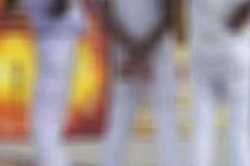 පාසල අසලදී පියා දැක පාර හරහා දිවගිය හත් හැවිරිදි දරුවාට සිදුවූ දේ..