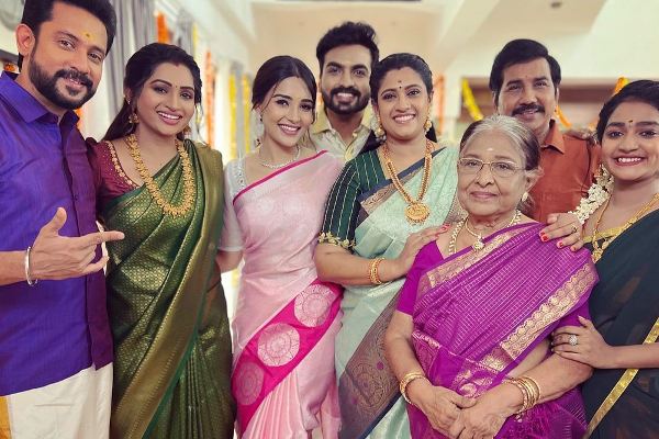 ஆளே அடையாமல் தெரியாத அளவுக்கு மாறிய தமிழும் சரஸ்வதியும் சீரியல் நடிகை! ரசிகர்கள் ஷாக்