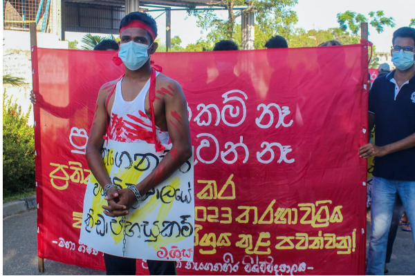 ராஜபக்ஷ குடும்பத்தார் போன்று வேடம் அனிந்து போராட்டத்தில் ஈடுப்பட்ட மாணவர்கள்! | Eastern University Student Rully Against Rajapaksa