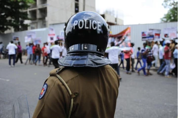 இரு பொலிஸ் அதிகாரிகள் தாக்கப்பட்ட விவகாரம்;  10 பெண்கள் உட்பட  18 பேர் கைது