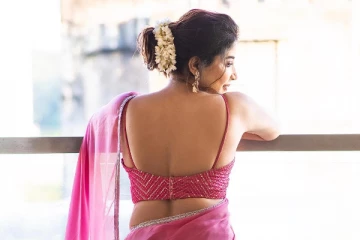 சேலையில் தாறுமாறு கவர்ச்சி காட்டும் சாக்ஷி அகர்வால்