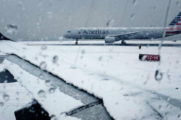 ஸ்தம்பிக்கும் விமானப் பயணங்கள்... 1,800 விமானங்கள் ரத்து, 22,000 சேவைகள் தாமதம் | Due To Winter Storm Devin