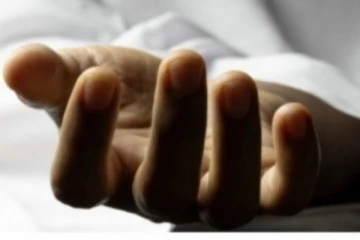 බිරිඳක් නිවසේ අභිරහස් ලෙස මිය ගිහින් - සැමියා එන විටත් සිහිසුන් වී වැටී ඉඳලා..