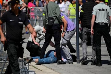 சுலோவக்கியா நாட்டின் பிரதமர் மீது துப்பாக்கி சூட்டை நடத்தியது யார்? வெளிவரும் தகவல்கள்