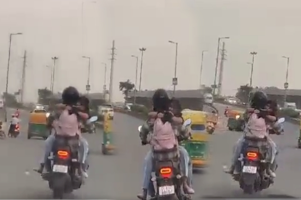 நடுரோட்டில் பைக்கில் காதலர்களின் எல்லைமீறிய செயல்; திட்டித்தீர்க்கும் நெட்டிசன்கள்! | Romans Lovers On Bikes In The Middle Road Delhi