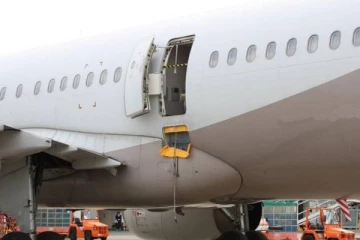 திடிரென நடுவானில் விமானத்தின் கதவைத் திறந்த பயணி: பீதியடைந்த பயணிகள்!