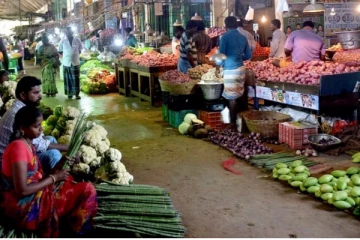 மிக்ஜாம் புயல் எதிரொலி...சென்னையில் தக்காளி - வெங்காயம் விலை தெரியுமா..?