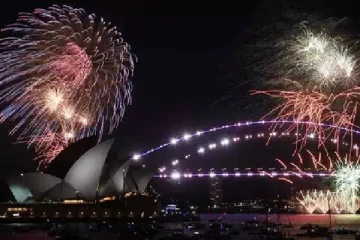 பிறந்தது 2022 புத்தாண்டு;  மிக கோலாகலமாக வரவேற்ற முதல் நாடு!