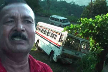 වෙන්න ගිය ඇගහිරිවැටෙන අනතුර වළක්වාගත් බස් රථයේ දෙවියා..(VIDEO)