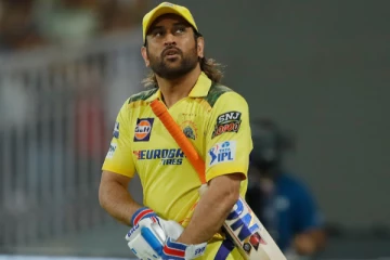 தோனியிடம் அதை சொல்ல பயிற்சியாளருக்கு தைரியம் இல்லை - முன்னாள் வீரர் காட்டம்