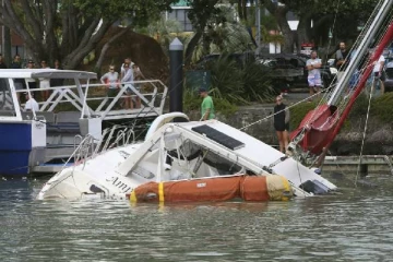 24 மணித்தியாலம் கடலில் நீந்தி மூன்று தீவுகளில் கரையொதுங்கிய நபரின் கதை!