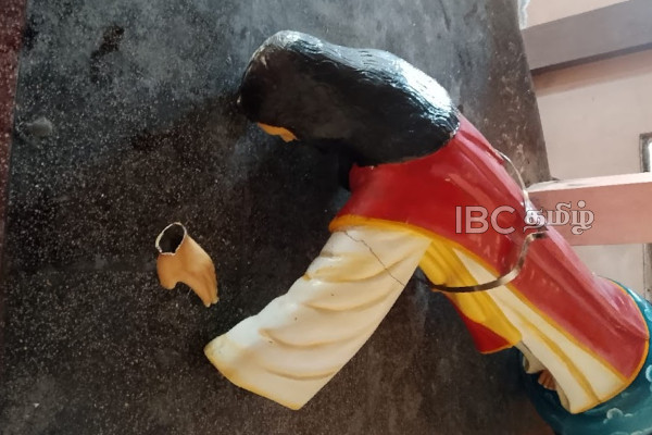 யாழில் மதுபோதையில் தேவாலயத்திற்குள் அடாவடி! உடைக்கப்பட்ட சொரூபங்கள் | Church Vandalized In Jaffna
