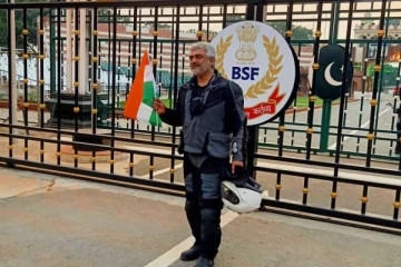 வாகா எல்லையில் நடிகர் அஜித் -  ராணுவ வீரர்களுடன் எடுத்த புகைப்படம் இணையத்தில் வைரல்