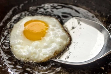 மிளகு தூக்கலாக சேர்த்து முட்டை பொரியல் செய்வது எப்படி?