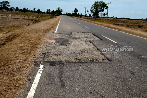 பரந்தன் பூநகரி வீதியில் நீண்டகாலமாக அகற்றப்படாத வீதித் தடை | Road Block In Paranthan Poonagri Road For Long