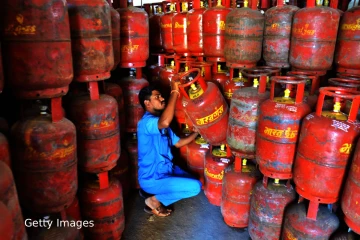 வணிக LPG சிலிண்டர் விலை ரூ.993 உயர்வு