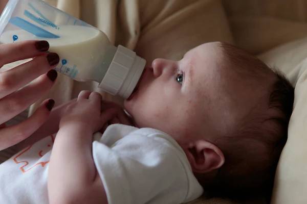 தாய்ப்பால் விற்று மாதம் ரூ.87,000 சம்பாதிக்கும் பெண் | Woman Earns Rs 87 000 A Month Selling Breast Milk