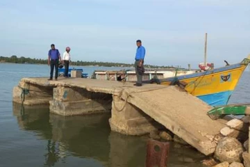 ஊர்காவற்றுறை இறங்குதுறை இடிந்து வீழ்ந்தது - பயணிகள் கவலை (படங்கள்)