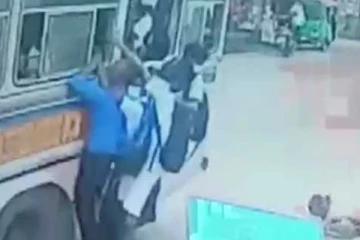 බසයේ පාපුවරුවේ ගමන් ගත් දරුවා බිමට ඇද වැටුන භයානක අනතුර..(CCTV VIDEO)