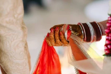 விவாகரத்து கேட்டு நீதிமன்றம் சென்ற நடிகர் - நடிகைக்கு நேர்ந்த கதி!