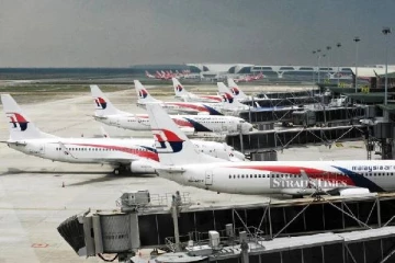 தீவிரமடையும் ஆம்பில் புயல்... நூற்றுக்கணக்கான விமானங்கள், புல்லட் ரயில் சேவை ரத்து