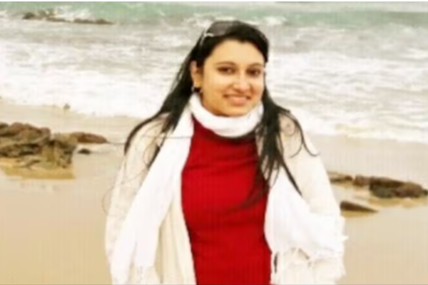 சாலையைக் கடக்கும்போது இந்தியப் பெண்ணுக்கு நேர்ந்த துயரம் | Indian Pregnant Women Dies Car Crash In Australia