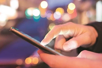 செல்போன் வெடித்து 8 வயது சிறுமி பலி : நெஞ்சை உலுக்கும் பகீர் சம்பவம்