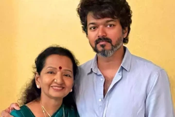 அம்மா ஷோபாவிற்கு சால்வை போர்த்தும் மகன் விஜய்.. வெளிவந்த புகைப்படம் இதோ