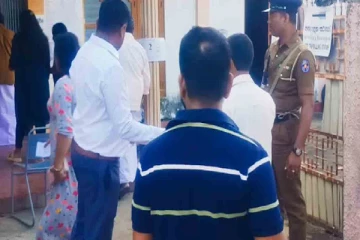 காத்தான்குடியில் வயதான தாயை ஏமாற்றிய தேர்தல் அதிகாரி; சின்னத்தை மாற்றி வாக்களிப்பு!