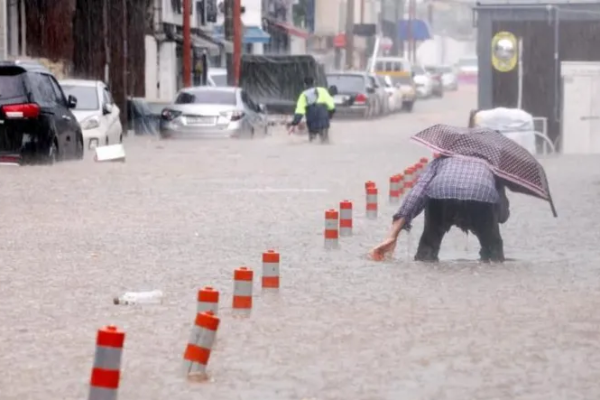 தென்கொரியாவில் ஏற்பட்ட வெள்ளத்தினால் மூன்று பேர் பலி | Three Killed In South Korea Floods