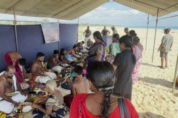 இறுதி யுத்தத்தில் தன்னுயிர் ஈந்த சொந்தங்களுக்கு பிதிர்கடன் நிறைவேற்றிய உறவுகள்