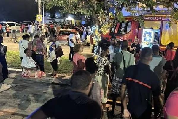 கிறிஸ்துமஸ் நிகழ்ச்சி ஒன்றில் கூட்டத்திற்குள் பாய்ந்த வாகனம்: பிரான்சில் பகீர் சம்பவம் | French Territory Car Rams Into