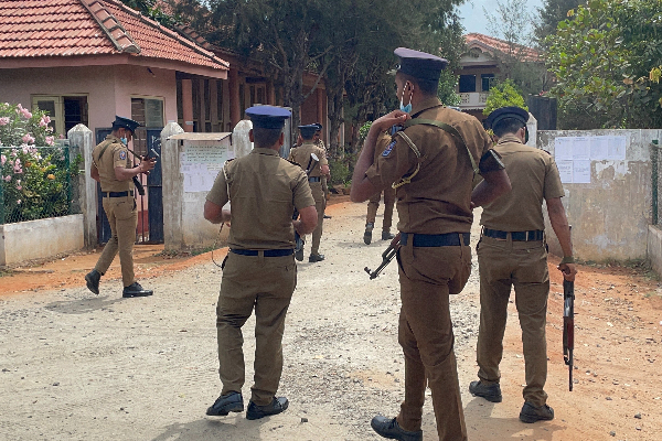 நாடு முழுவதும் இராணுவ அதிகாரிகள் உட்பட ஆயிரத்திற்கும் மேற்பட்டோர் ஒரே நாளில் கைது | Over 1 000 Arrested In Single Day Across Country