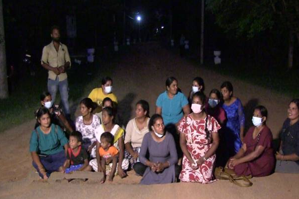 முல்லைத்தீவு இராணுவ முகாமில் பணிபுரியும் தமிழ் பெண்களை ஏமாற்றிய இராணுவம்! | Army Cheated Tamil Women Working Army Camp Protest