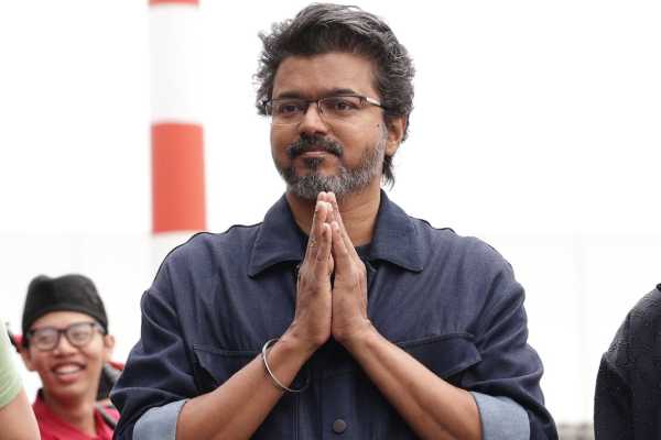 விஜய் தாயுடன் இருக்கும் இந்த பெண் யார் தெரியுமா!! வெளியான தகவல்.. | Vijay Depart For Jana Nayagan Audio Launch Selfie