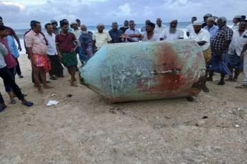 அம்பாறையில் கரையொதுங்கிய பாரிய தாங்கியால் பரபரப்பு