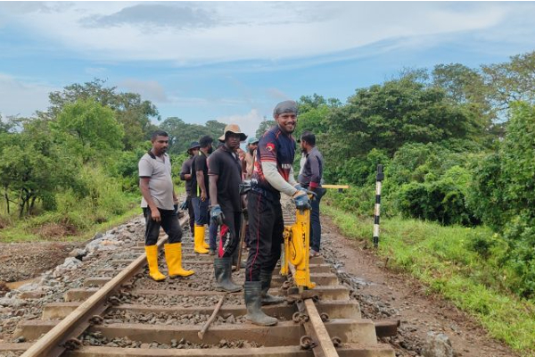 யாழ் - கொழும்பு தொடருந்து சேவையில் தொடரும் சிக்கல் | Reconstruction Work On Railway Lines In The North யாழ் - கொழும்பு தொடருந்து சேவையில் தொடரும் சிக்கல் | Reconstruction Work On Railway Lines In The North