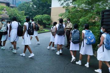 இலவச கல்வி திட்டத்தை முடக்கி பணம் வசூலிக்க அரசு அதிரடி தீர்மானம்!