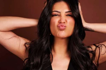 பிளாக் ஆடையில் ஸ்டைலிஷ் லுக்கில் நடிகை ஸ்ருதி ஹாசன்!! புகைப்படங்கள்..