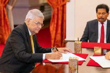 எனக்கு ஆடம்பர பிரதமர் மாளிகை வேண்டாம்,  வீட்டில் இருந்தே வேலைய செய்கிறேன் : ரணில் விக்ரமசிங்க