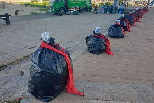 காலி முகத்திடலில் ராபக்ஷக்களின் குரக்கன் சால்வையுடன் காட்சிப்படுத்தப்பட்டுள்ள குப்பைப் பைகள்! - ஐபிசி தமிழ்