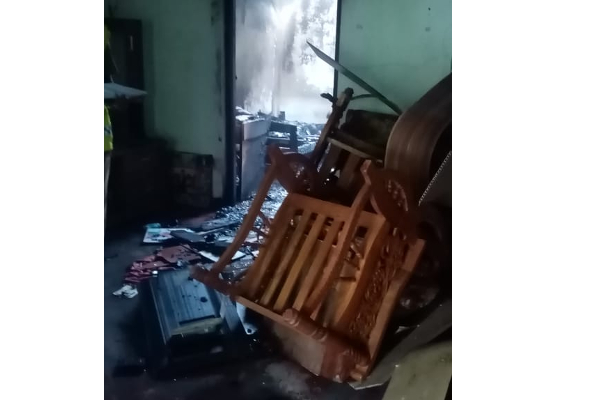தீப்பற்றி எரிந்த வீடு - தொங்கிய நிலையில் மீட்கப்பட்ட குடும்பஸ்தரின் சடலம் | Dead Body Recovery From Burning House