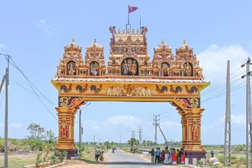 நல்லூர் வரவேற்பு வளைவில் பறக்கும் சேவல் கொடி (படங்கள்)
