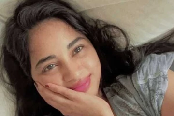 படுத்தபடி ஹாயாக ஒரு போஸ்!! கண்ணக்குழி ஸ்ருஷ்டி டாங்கே க்யூட் புகைப்படங்கள்..