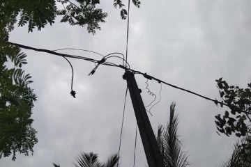 தொடர்ச்சியாக மூன்று நாட்கள் மின்சாரம் இன்றி அவதிப்படும் முல்லைத்தீவு மக்கள்(Photo)