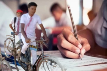 பழிவாங்கும் வகையில் செயற்பட்ட ஆசிரியர் - மாணவர்களுக்கான அனுமதி அட்டை வழங்க மறுப்பு