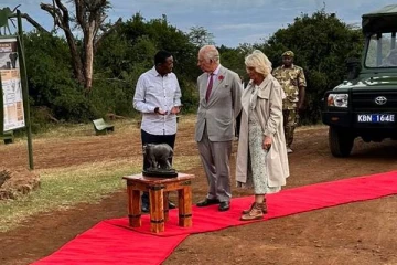 சிவப்பு கம்பளம் மீது நடந்த மன்னர் சார்லஸ், கமிலா..பக்கிங்ஹாம் அரண்மனையை கடுமையாக விமர்சித்த மேகனின் எழுத்தாளர்