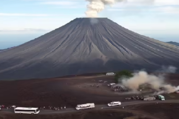 இந்தோனேஷியா சீற்றத்துடன் எரிமலை ; மக்கள் வெளியேற்றம் | Volcano Erupts In Indonesia People Evacuated