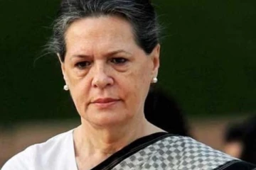 தன் கணவரோடு இருக்கும் பழைய புகைப்படத்தை வெளியிட்டு உருகிய சோனியா காந்தி...!